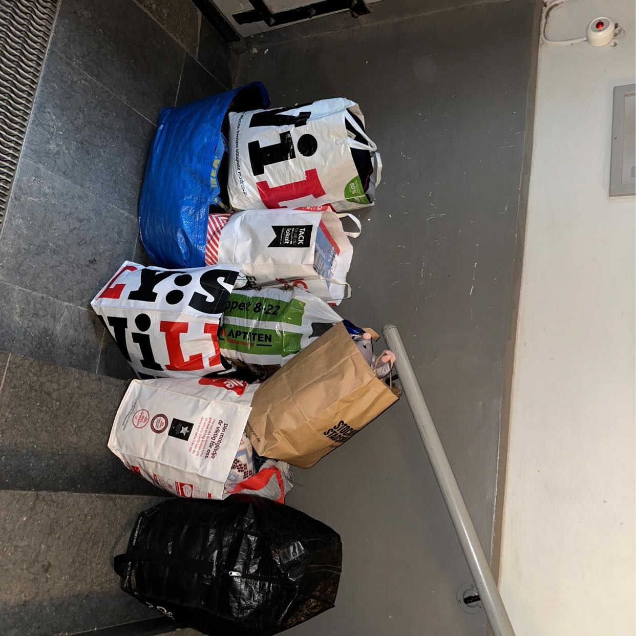 image of 6 säckar kläder - 