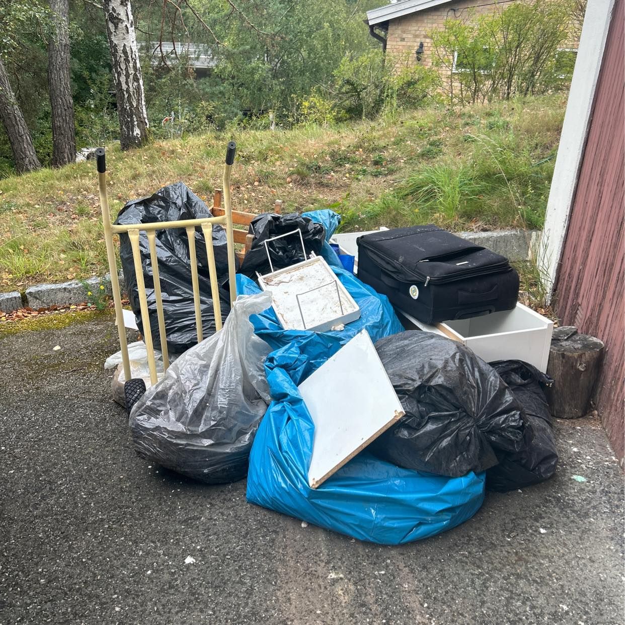 image of Säckar med jord, TV-bänk. - Saltsjö-Duvnäs