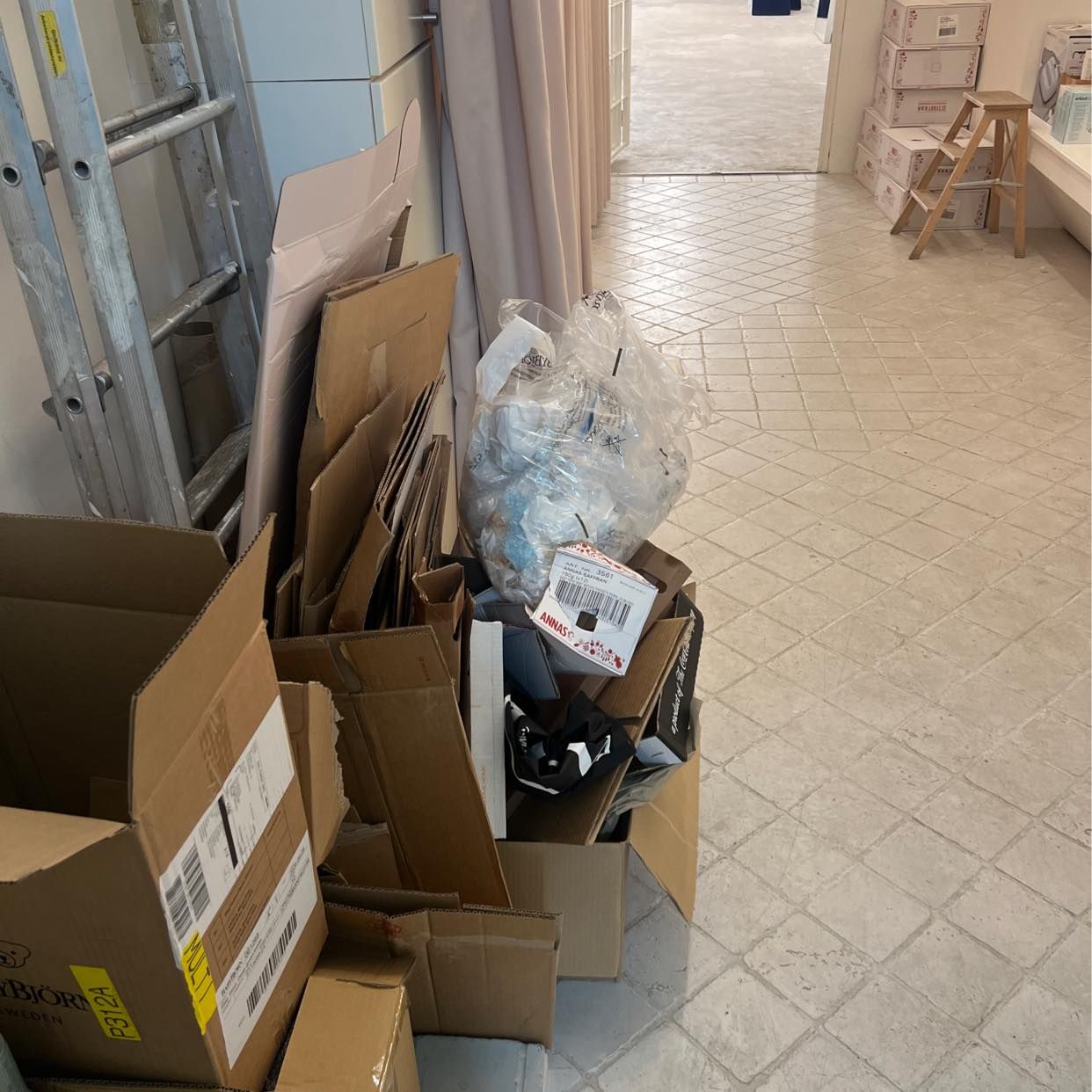 image of Kartonger, plast - Stockholm
