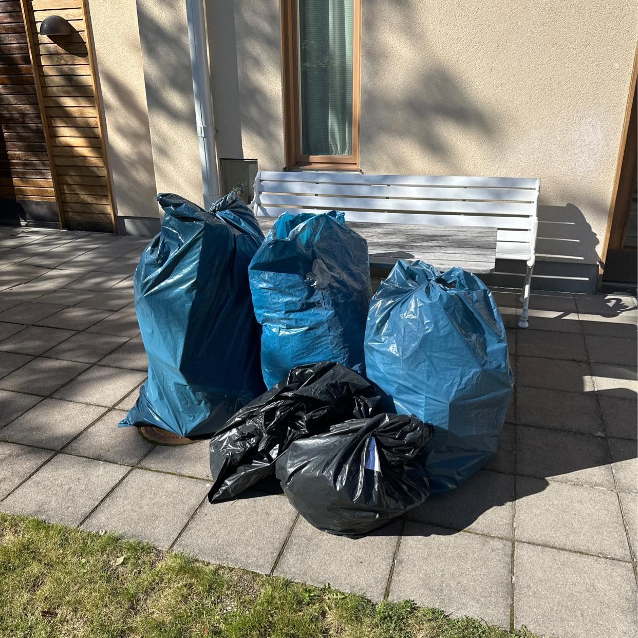 image of Kartong, papper, plast - Bromma