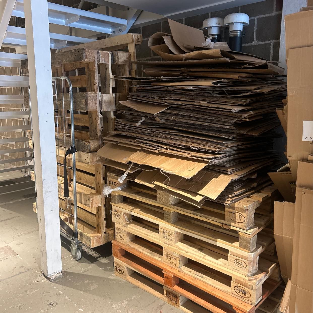 image of Kartonger, plast, pallar - Stockholm