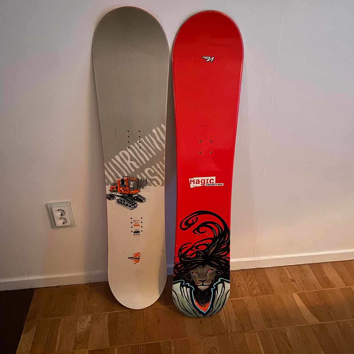 image of Divansoffa och snowboards - Sundbyberg