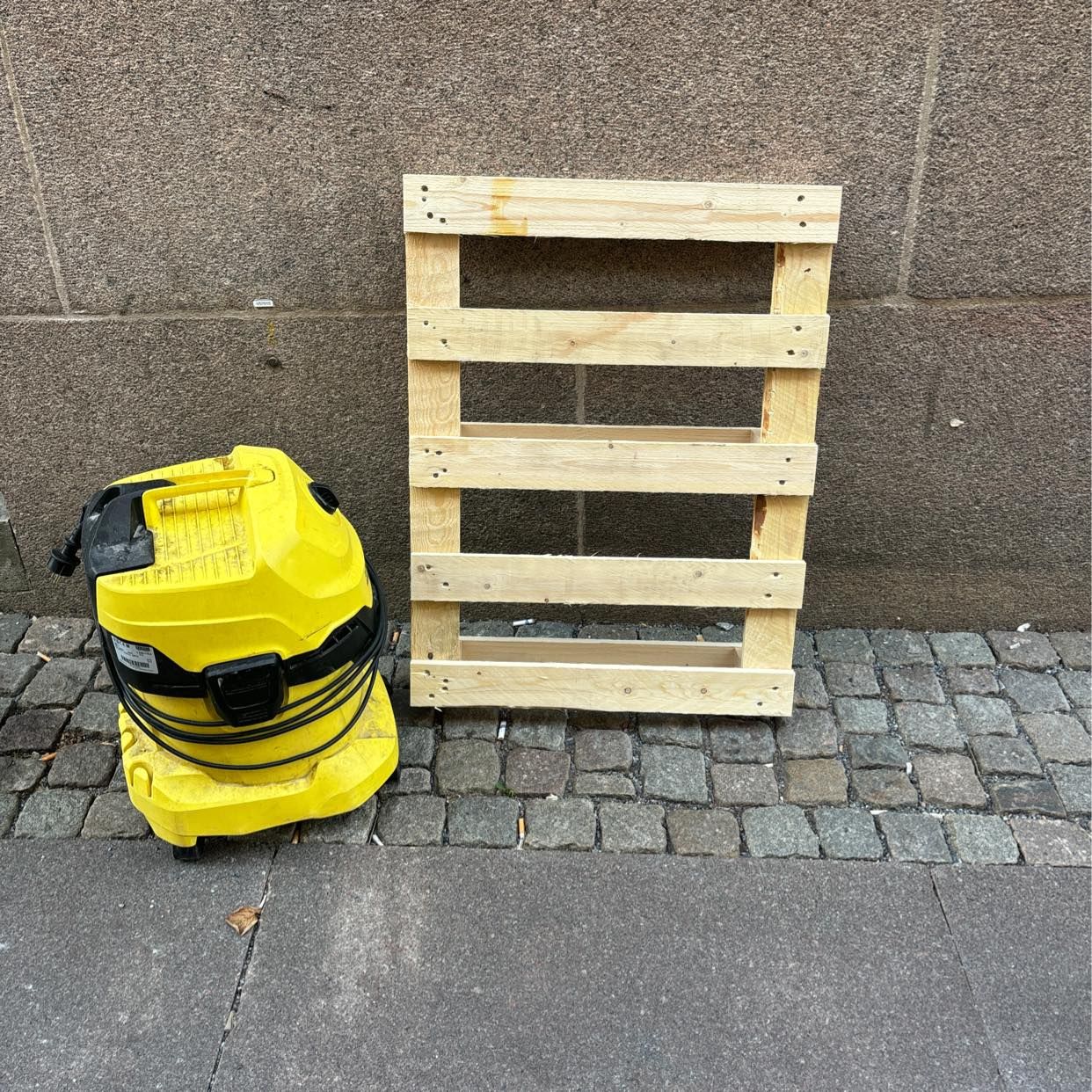 image of Eu pall and vacuummachine - Göteborg
