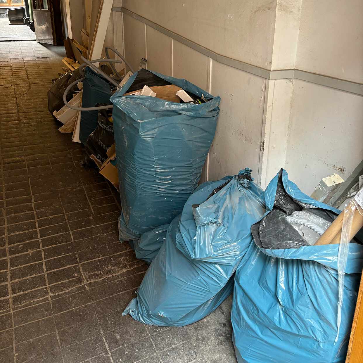 image of Skräp från renovering - Stockholm