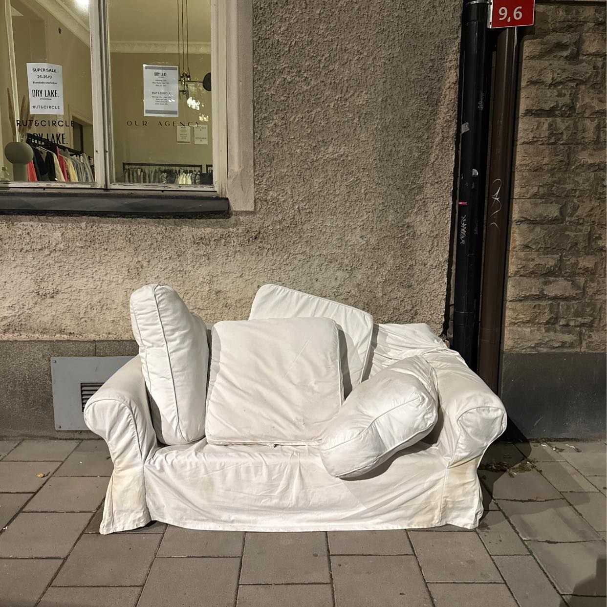 image of Soffa bortskänkes - Stockholm