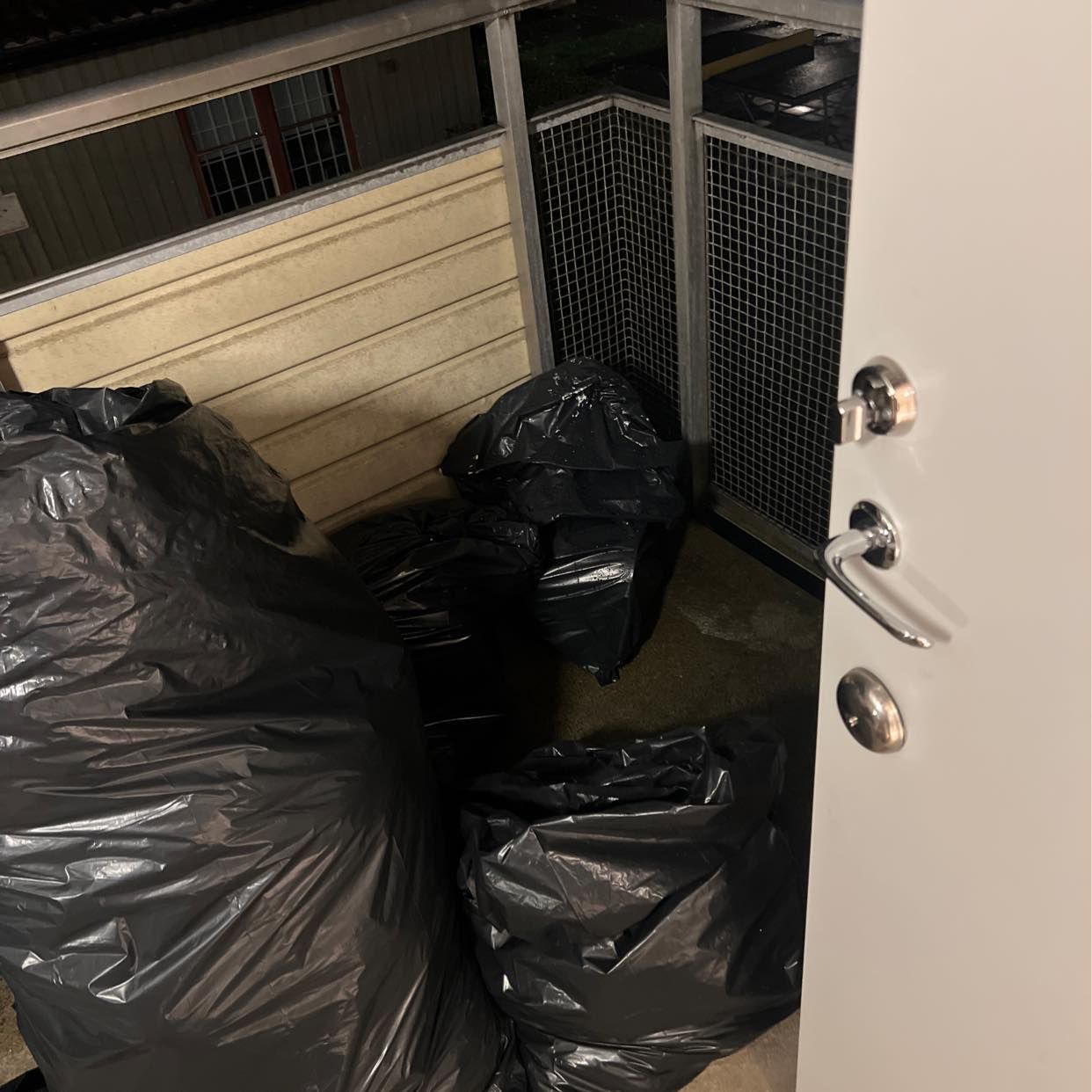 image of Kartonger och sopsäckar - Älvsjö