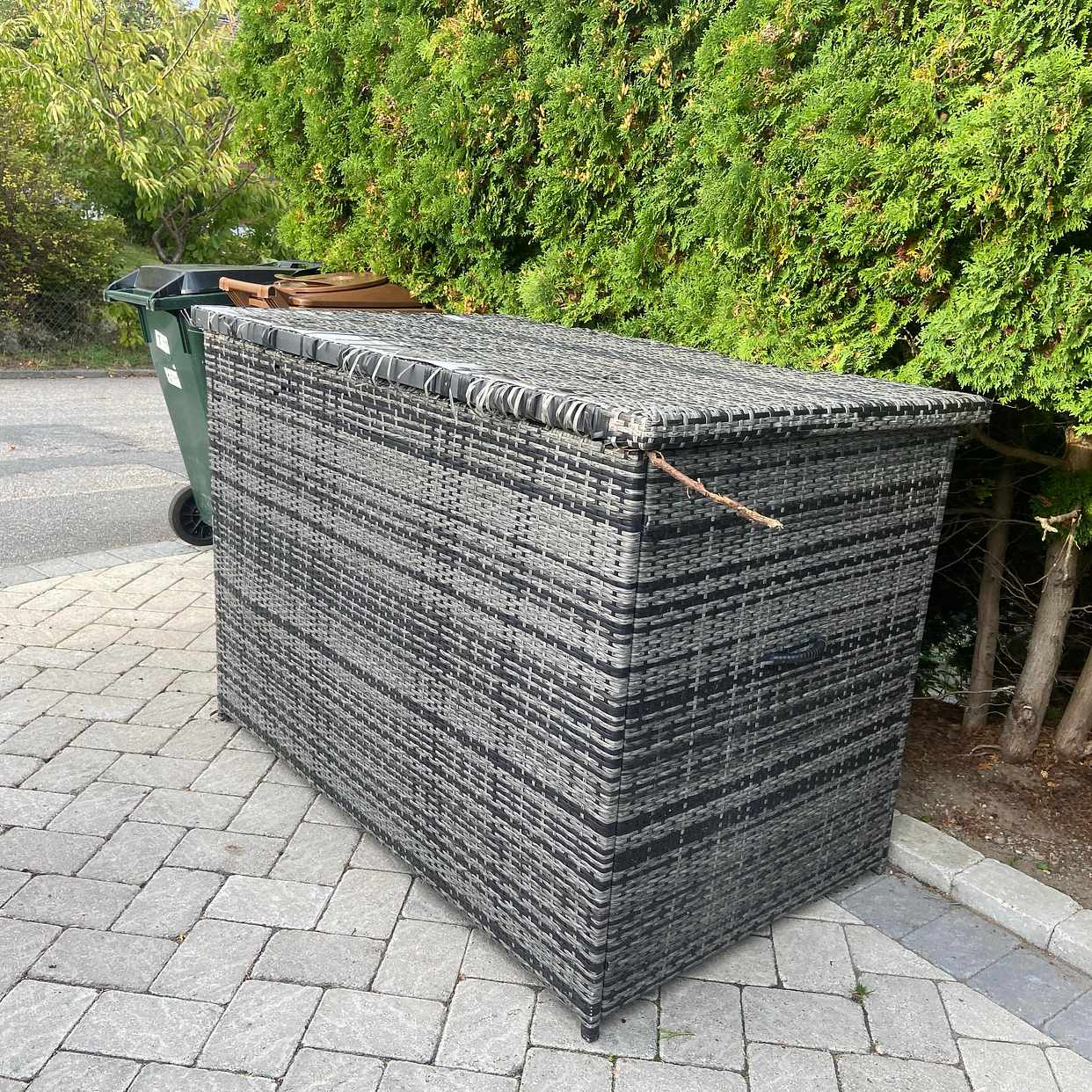 image of Utemöbel, trädgårdsavfall - Hässelby