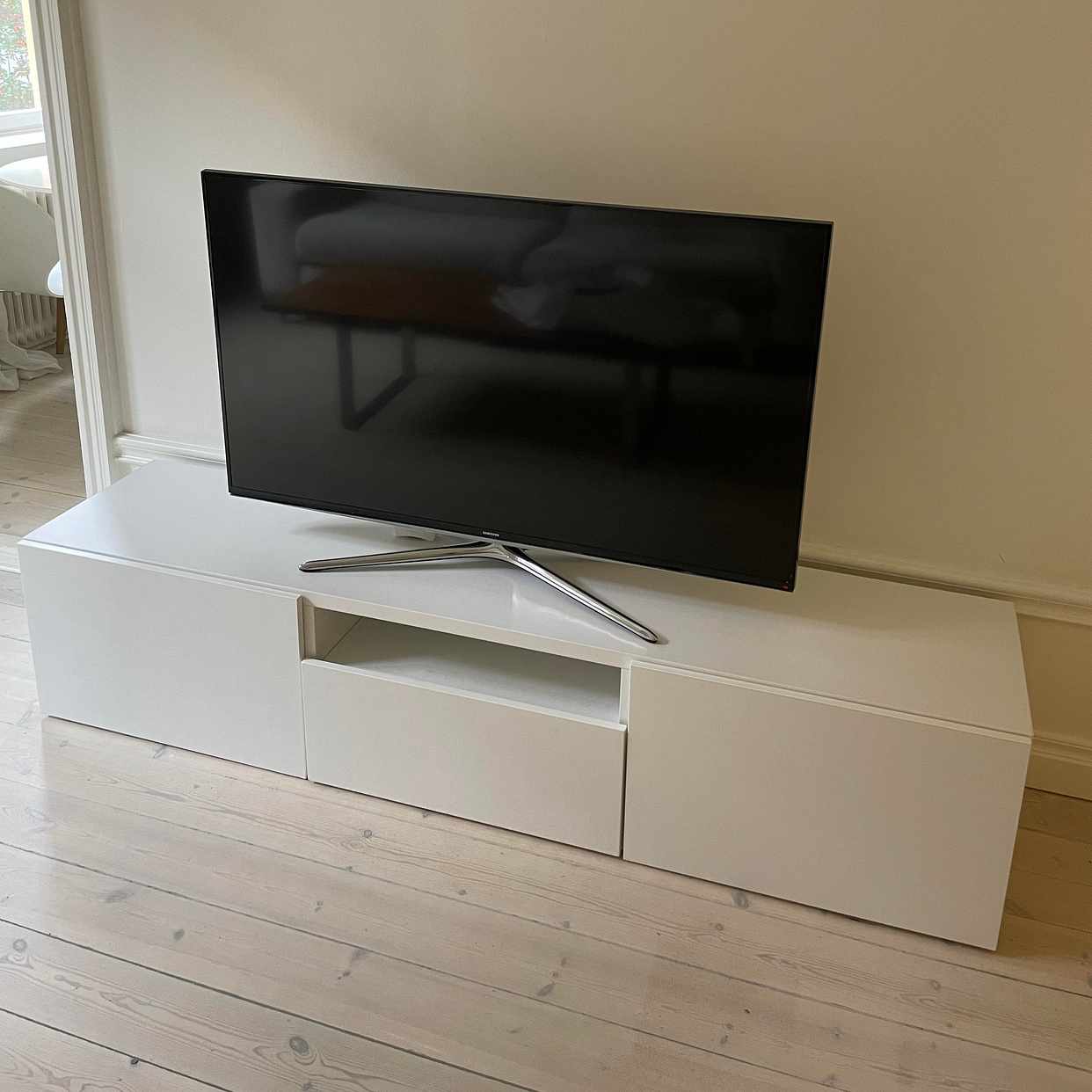 image of TV-bänk bortskänkes - Stockholm