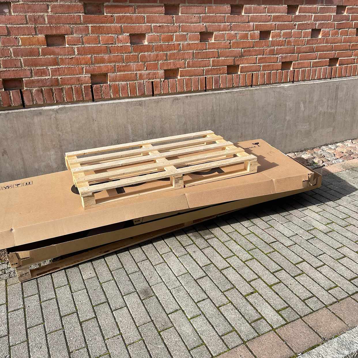 image of Kartong samt trä - Göteborg
