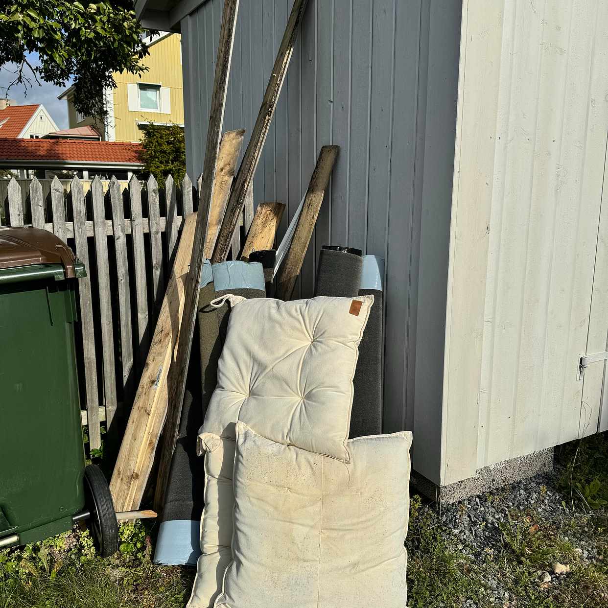 image of Blandat skräp, brädor etc - Västra Frölunda