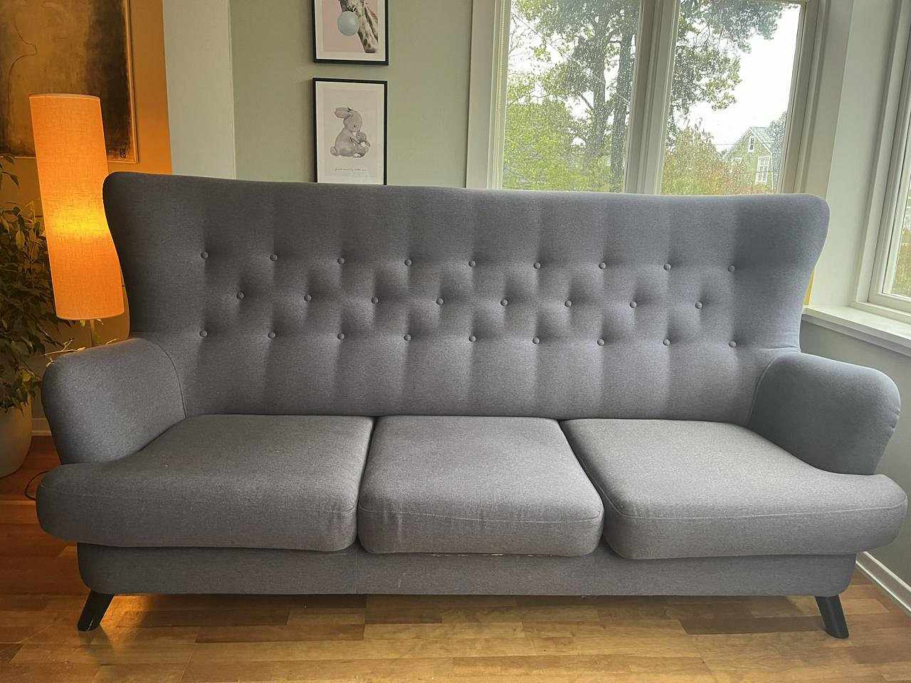 image of Grå soffa med hög rygg - 