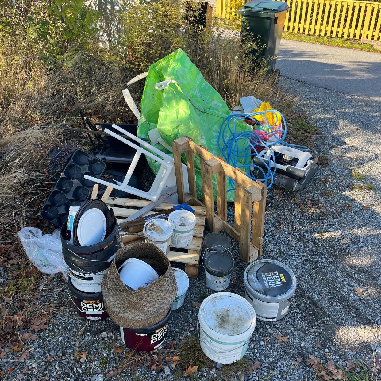 image of Slänga skräp på ÅVC - Ekerö