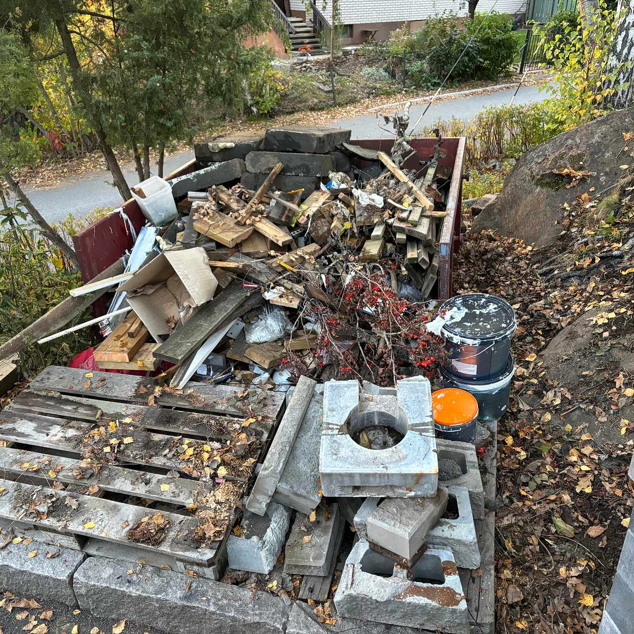image of Blandat avfall slängs - Huddinge