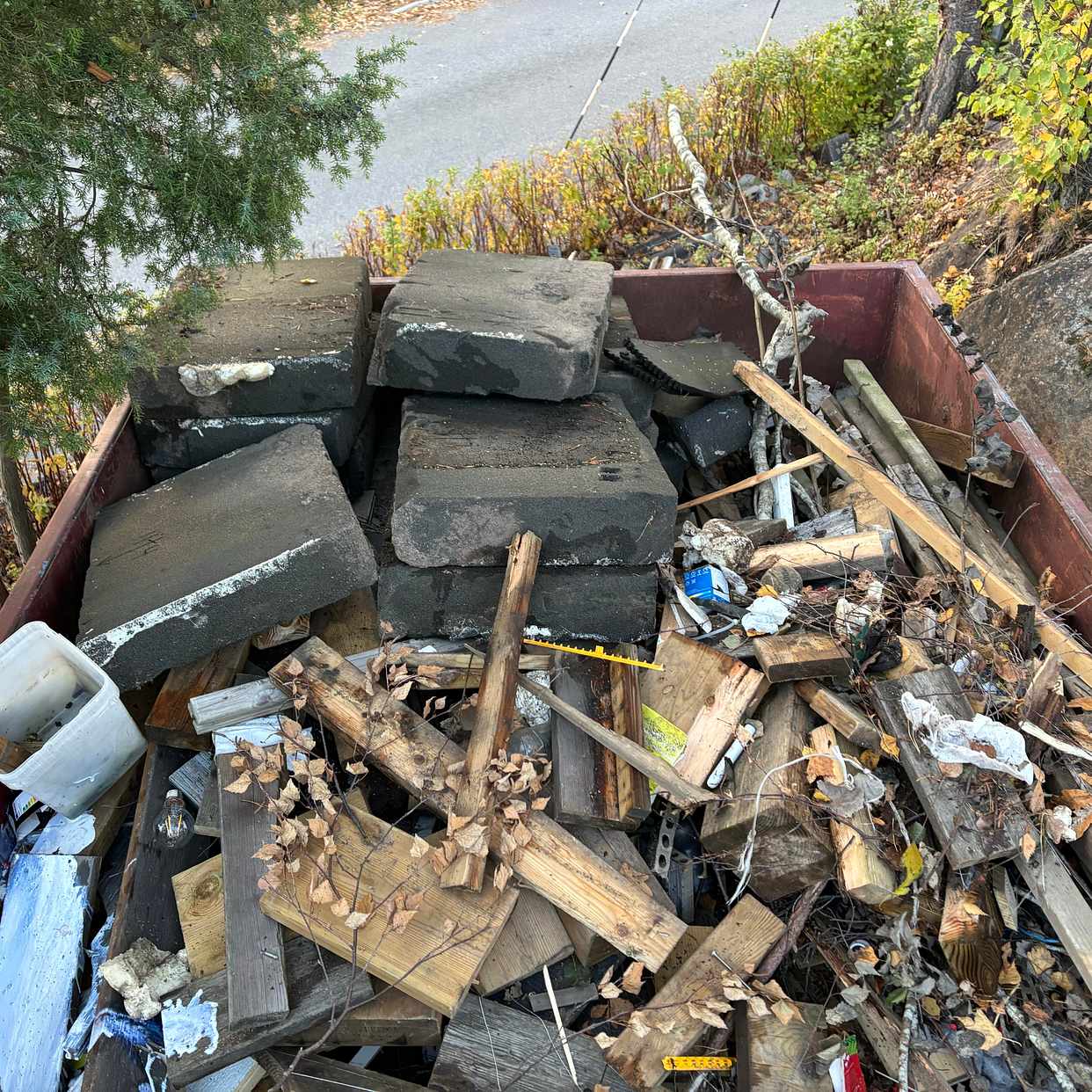 image of Blandat avfall slängs - Huddinge