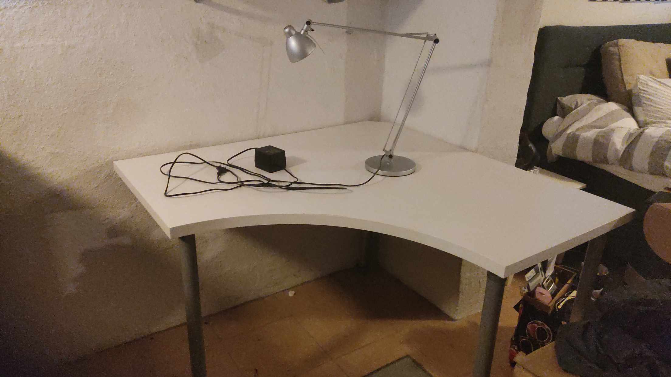 image of Skrivbord och lampa - Sollentuna