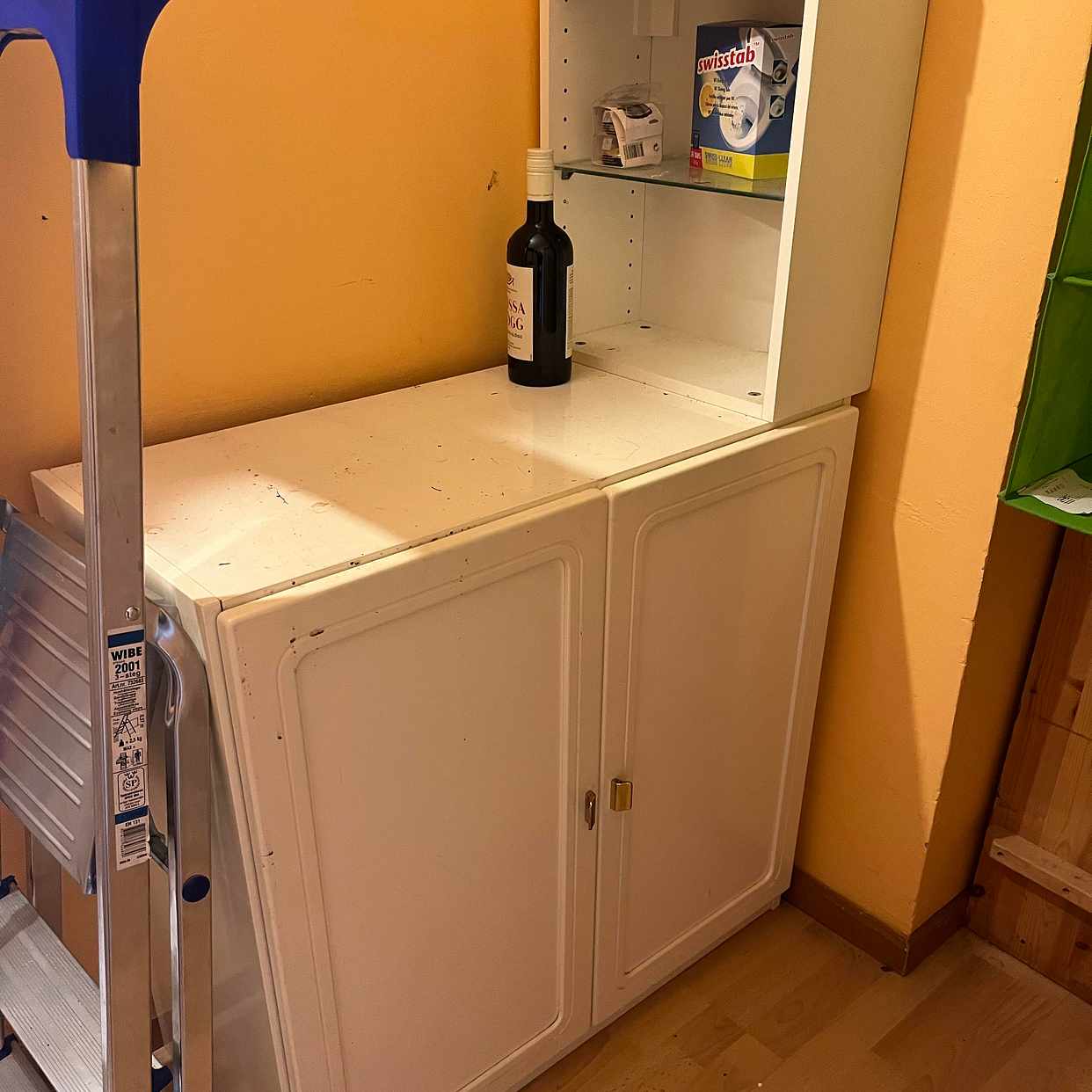 image of Kasta soffa / litet skåp - Kallhäll