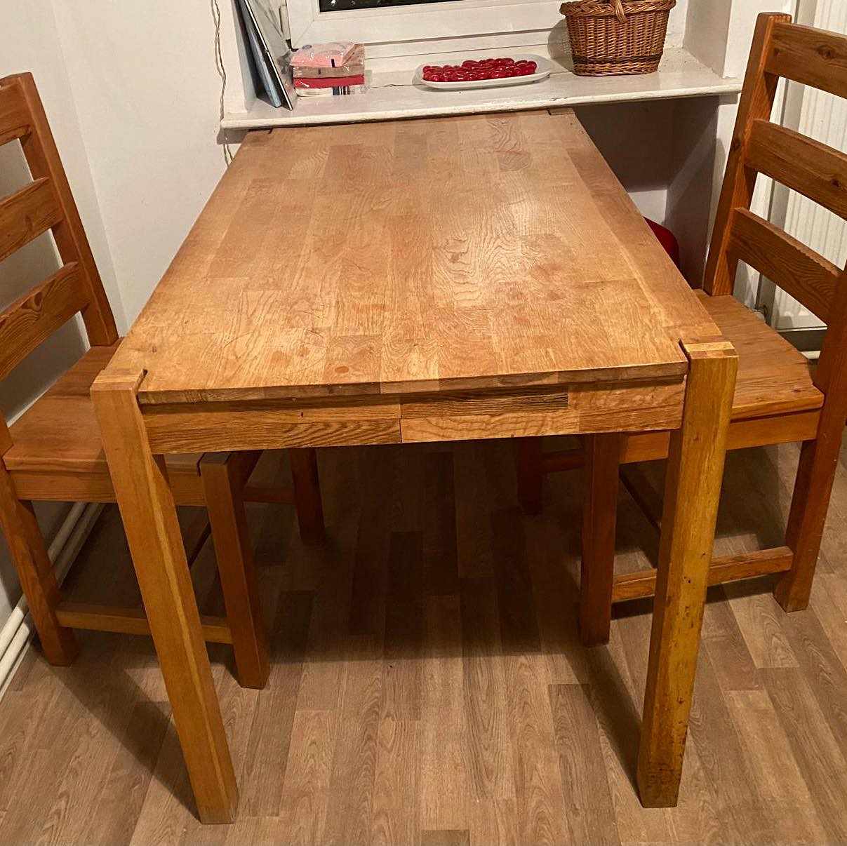 image of Spülmaschine und Tisch - 