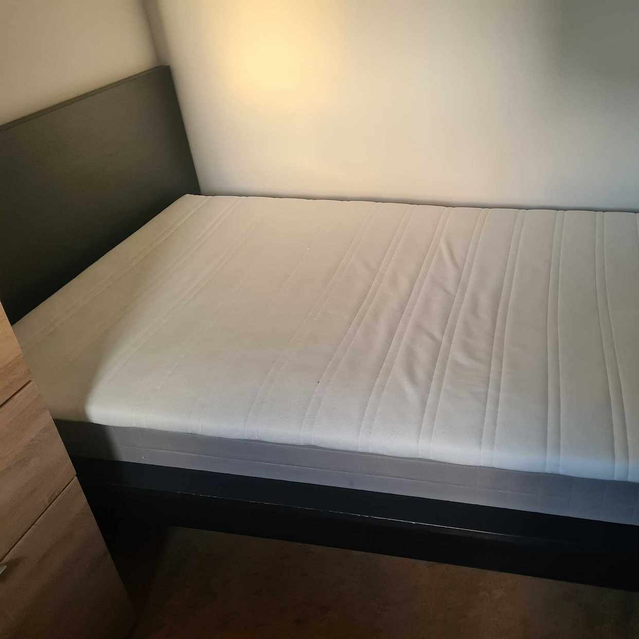 image of Fin säng med gavel - Solna
