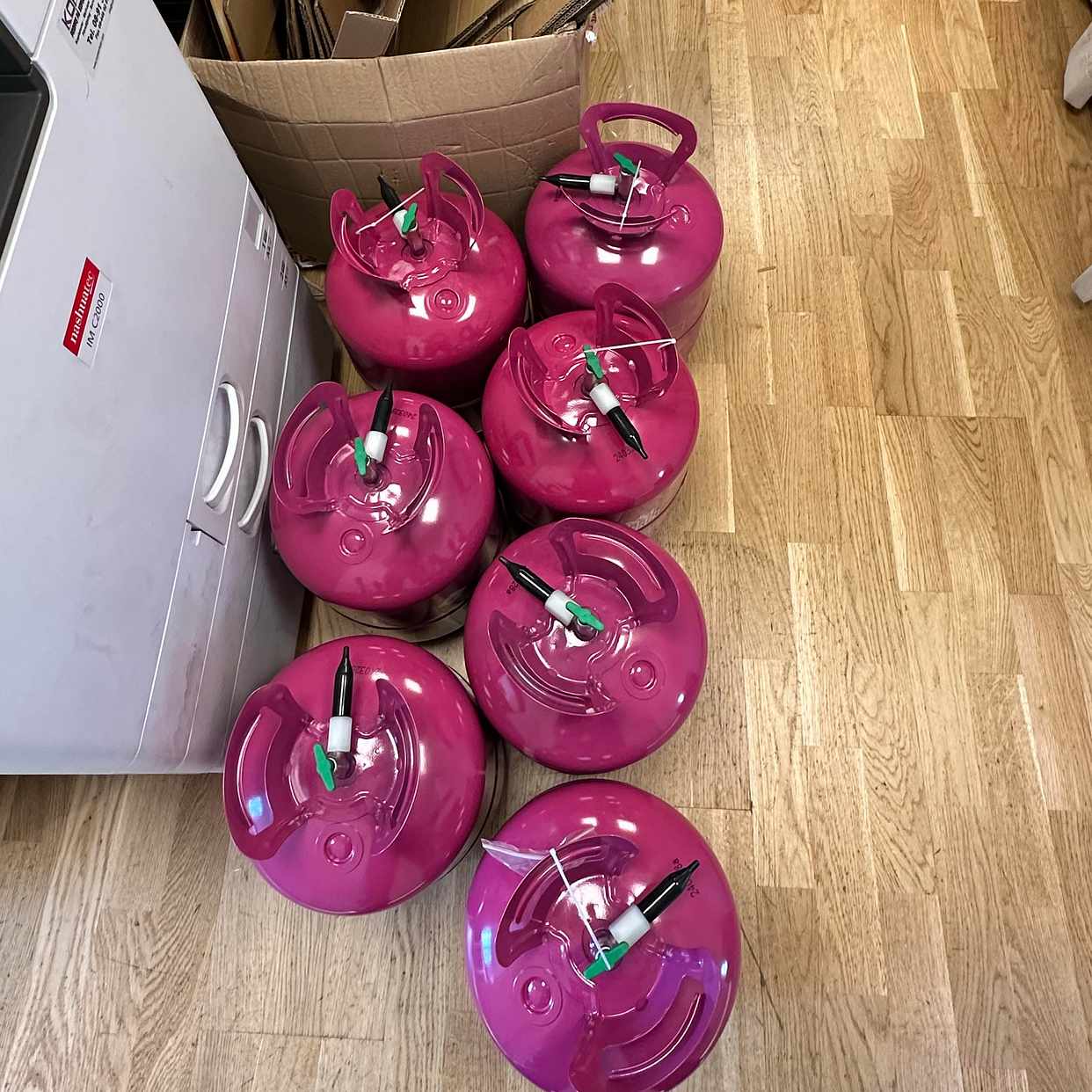 image of Kartonger, helium, plast - Stockholm