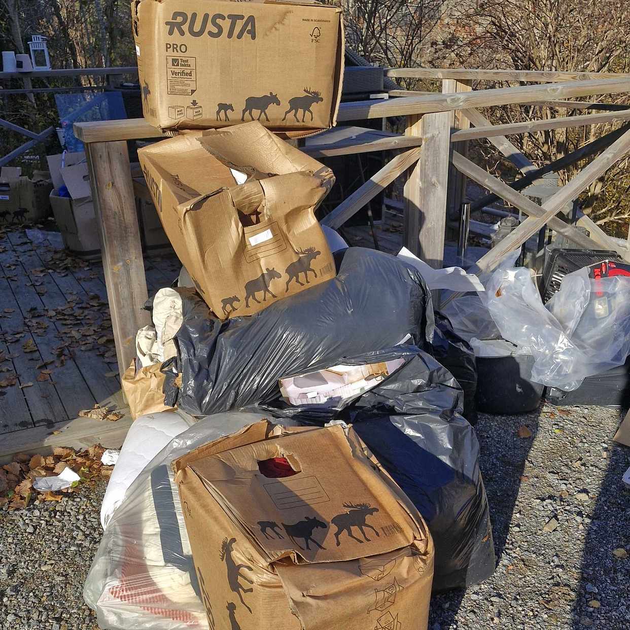 image of Tyg,kartong samt elavfall - Vendelsö