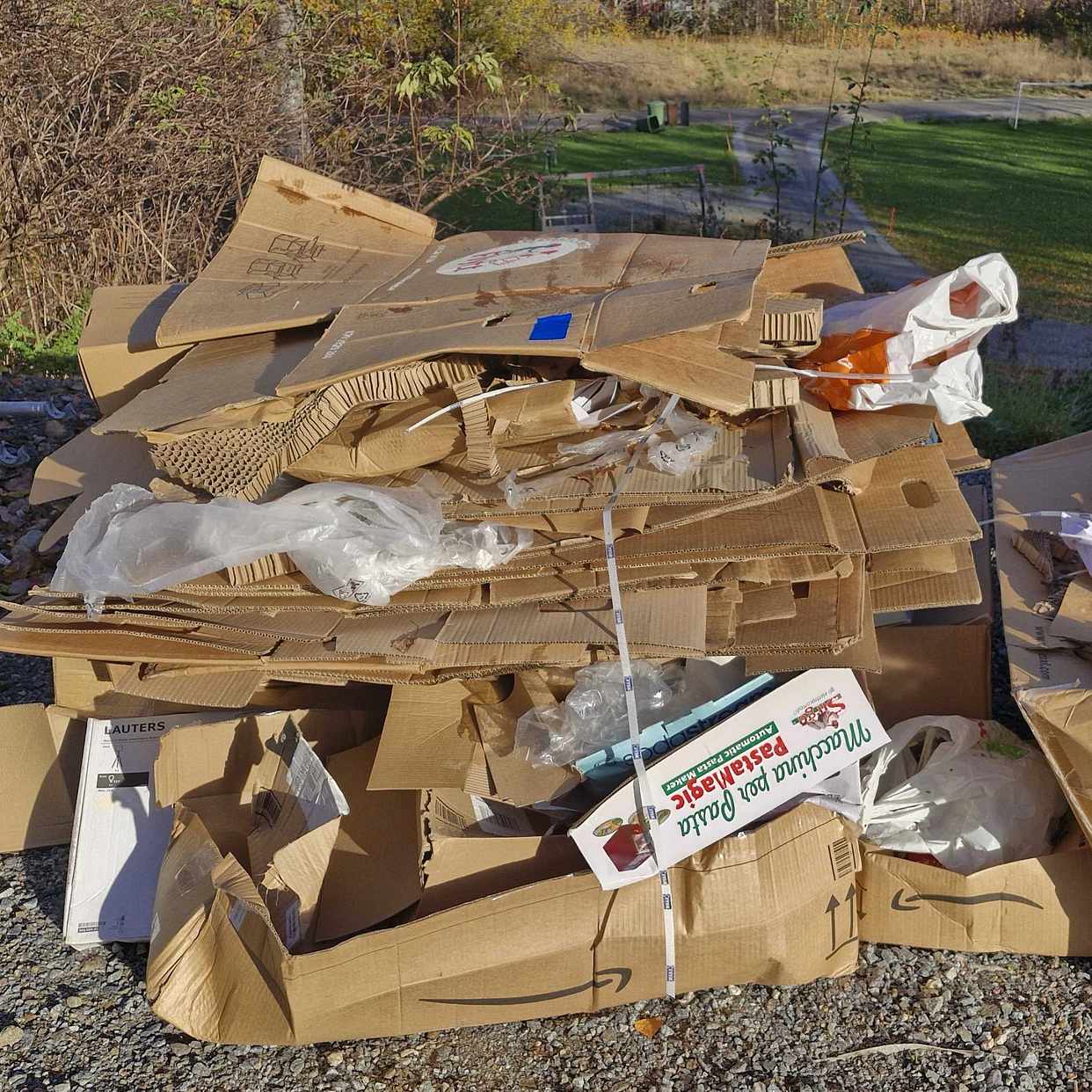 image of Tyg,kartong samt elavfall - Vendelsö