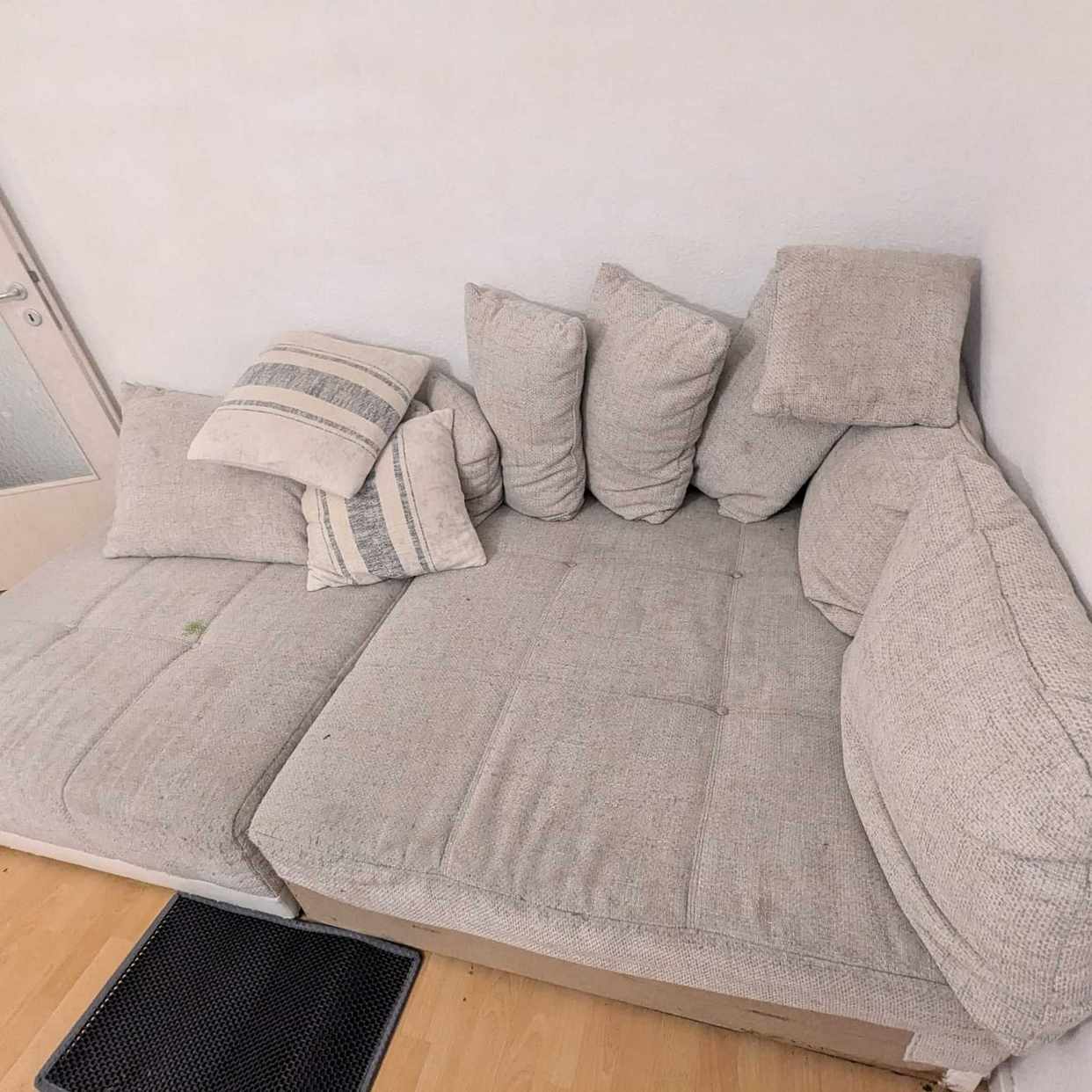 image of Old couch - Berlin