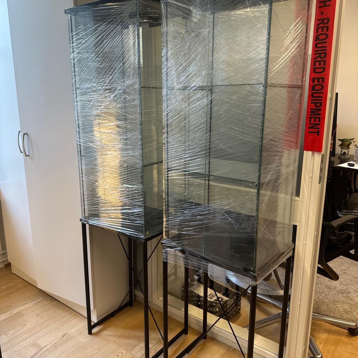 image of 2 glasskåp - Stockholm