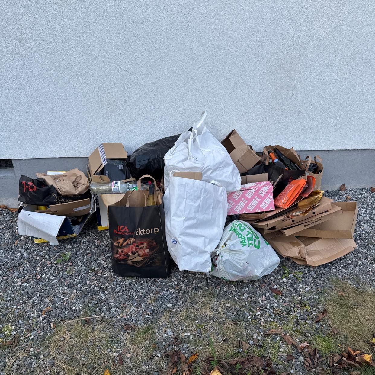 image of Kartonger, glas, pant etc - Saltsjö-Duvnäs