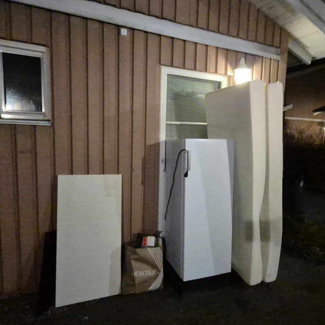 image of Kylskåp, madrasser mm - Täby