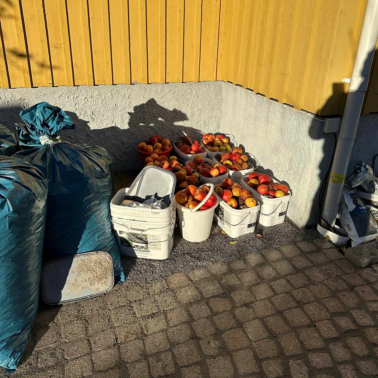 image of Trädgårdsavfall + plast - Bromma