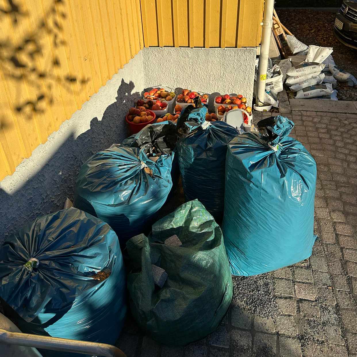 image of Trädgårdsavfall + plast - Bromma