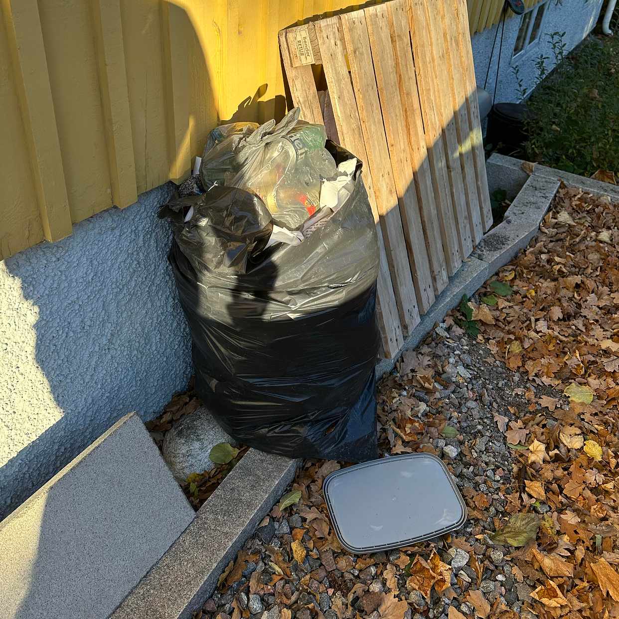 image of Trädgårdsavfall + plast - Bromma