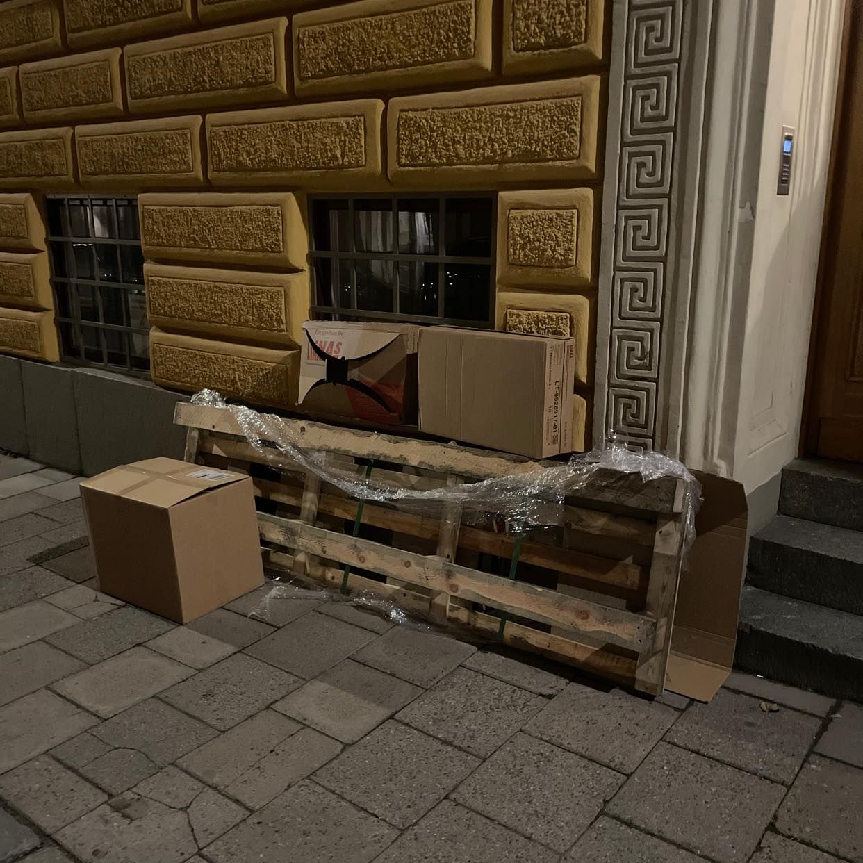 image of Lastpall + papplådor - Södermalm