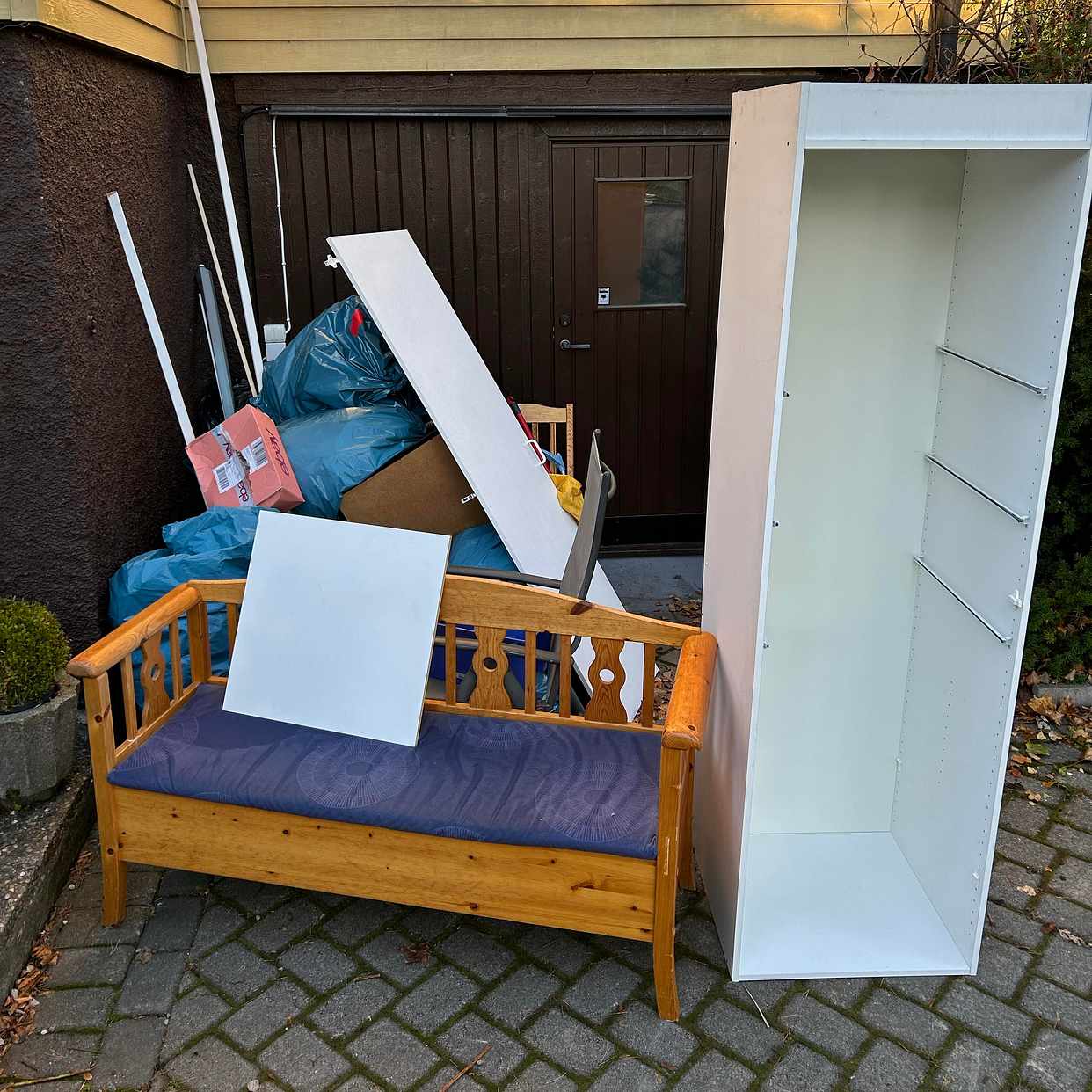 image of Möbler och emballage - Lidingö