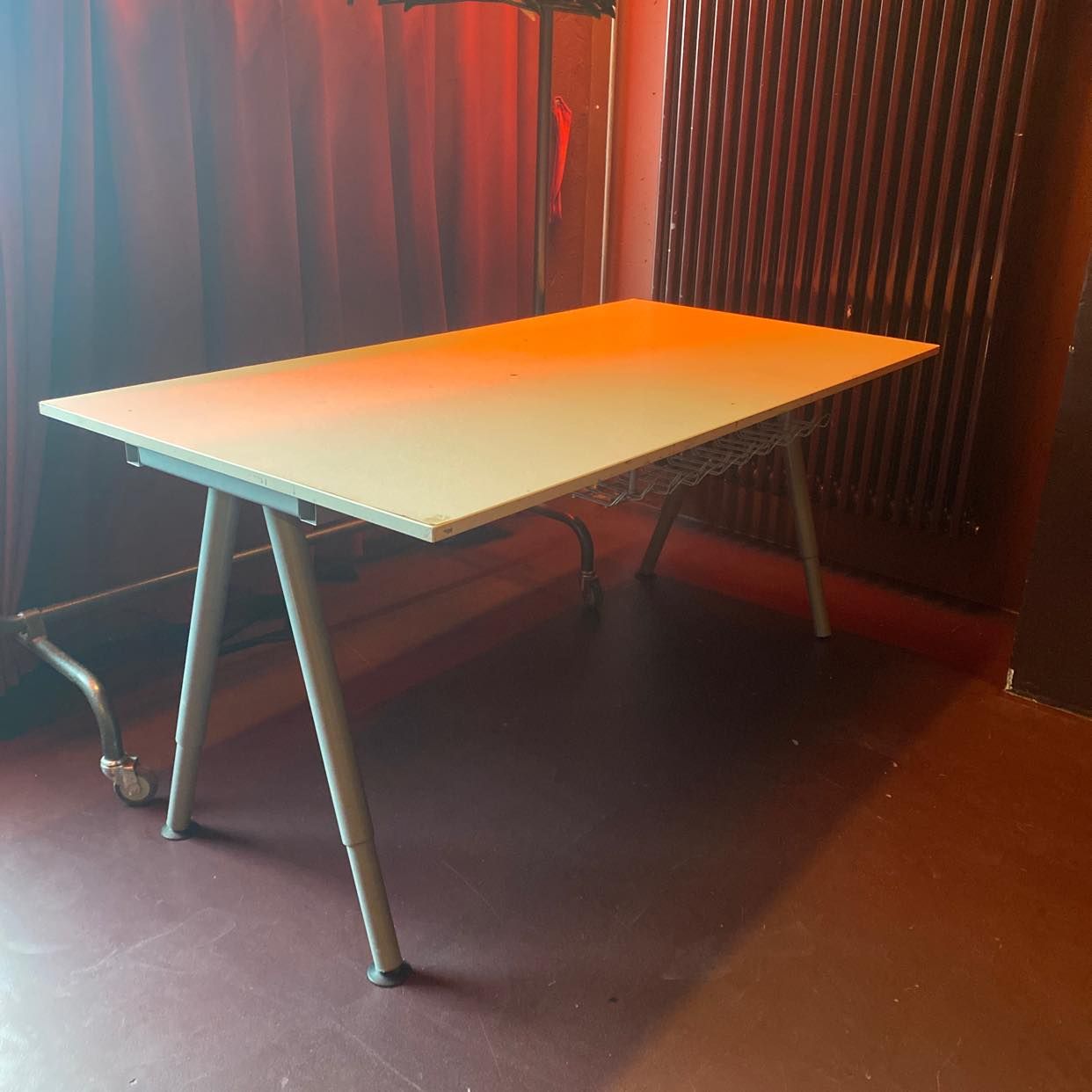 image of Bürotisch zur Entsorgung - Friedrichshain-Kreuzberg