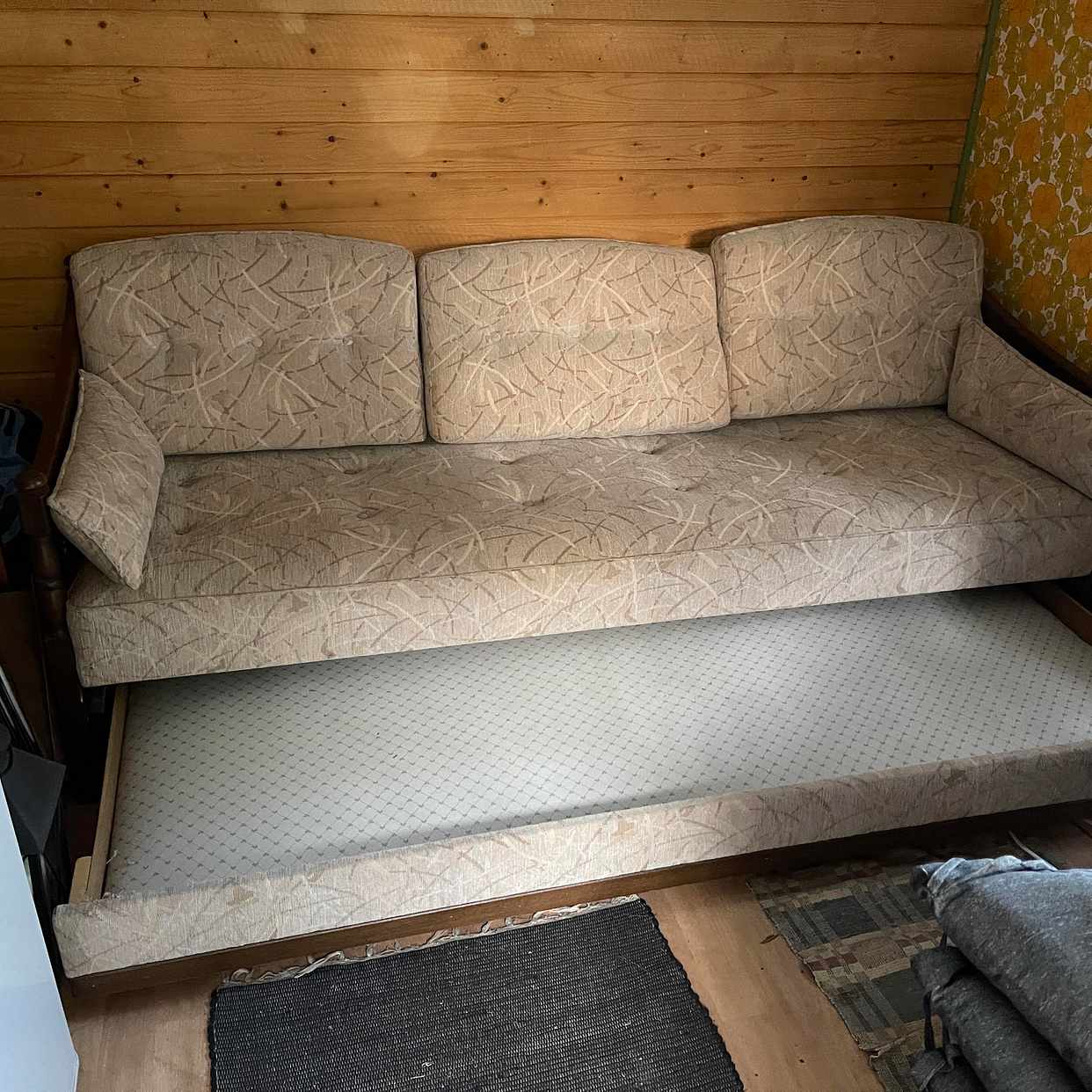 image of Hämta bäddsoffa och återv - Stockholm