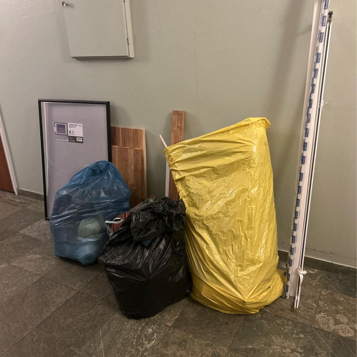 image of Lite trä + skräp - Stockholm