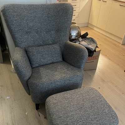 image of Fåtölj med pall - 