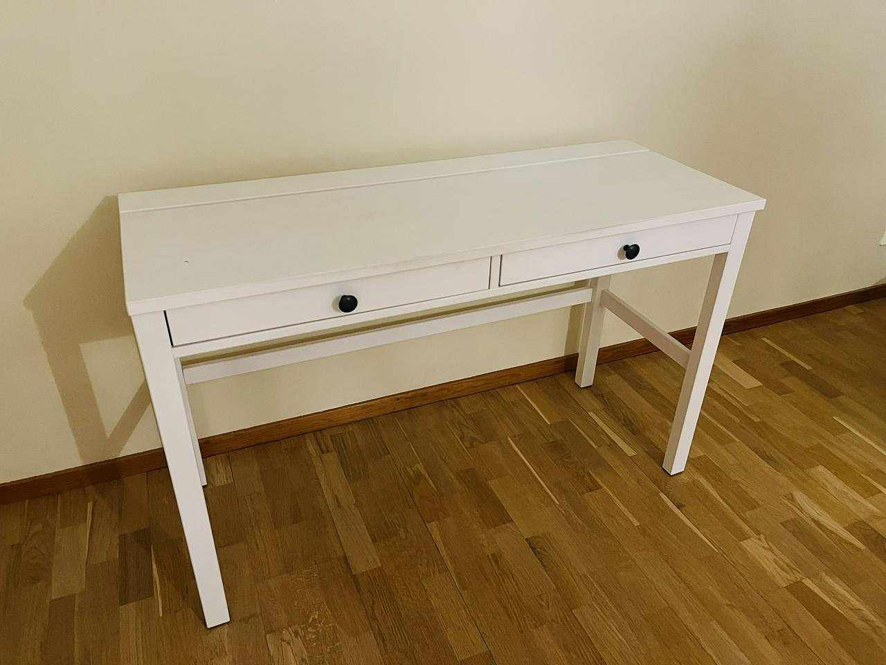 image of Mycket fint Skrivbord med - 