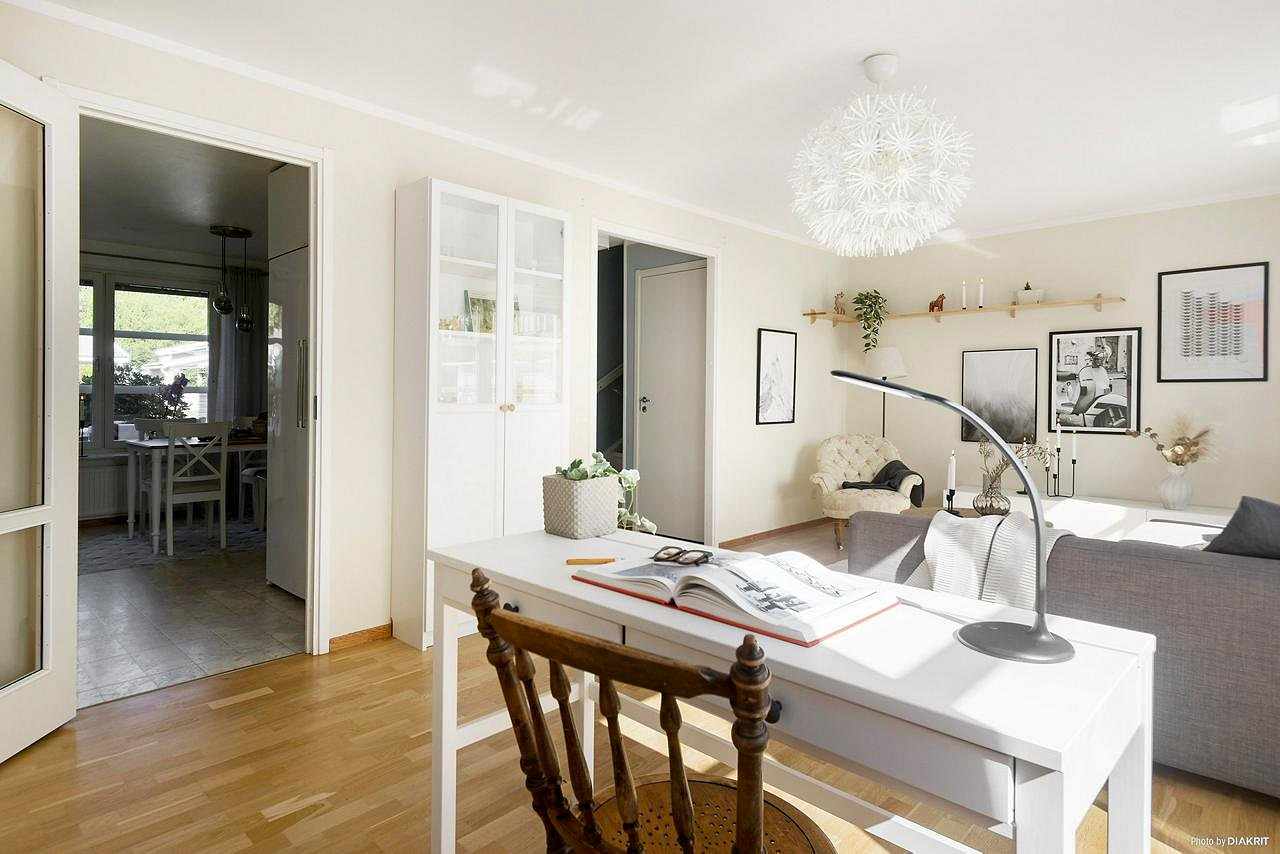 image of Mycket fint Skrivbord med - 