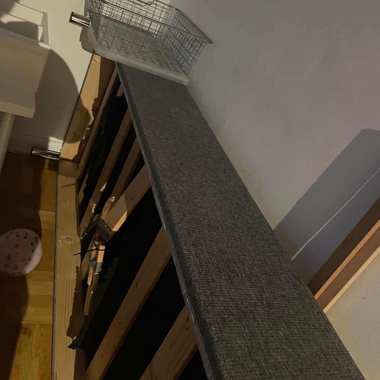 image of 1 säng och 1 litet skåp - Älvsjö
