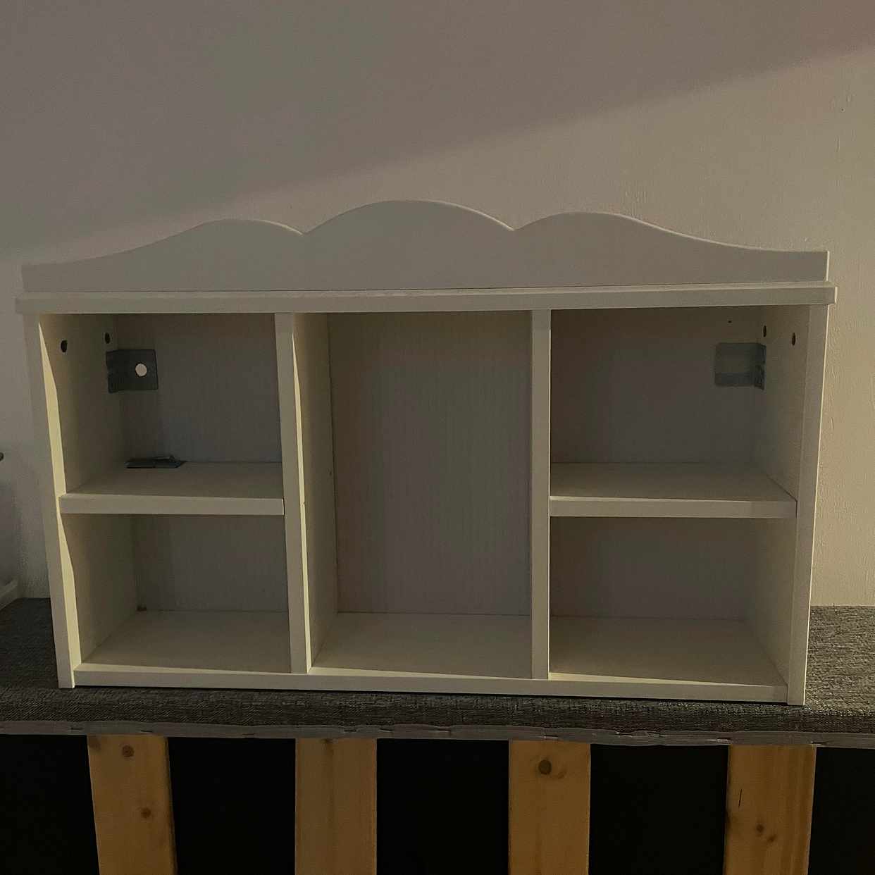 image of 1 säng och 1 litet skåp - Älvsjö