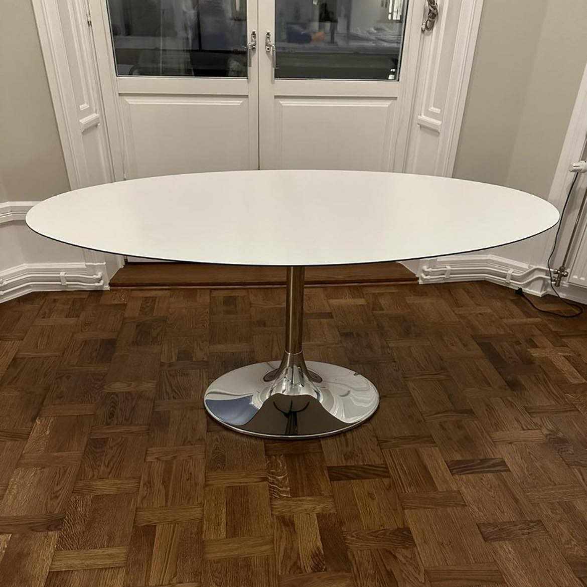 image of Move a dinner table - 