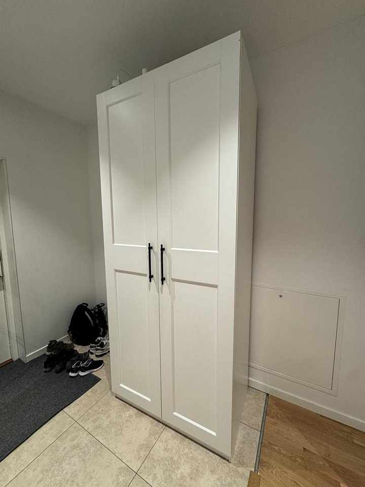 image of Ikea PAX garderob med gri - 