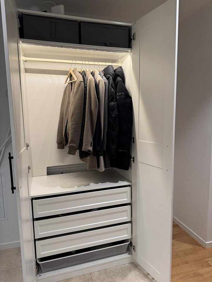 image of Ikea PAX garderob med gri - 