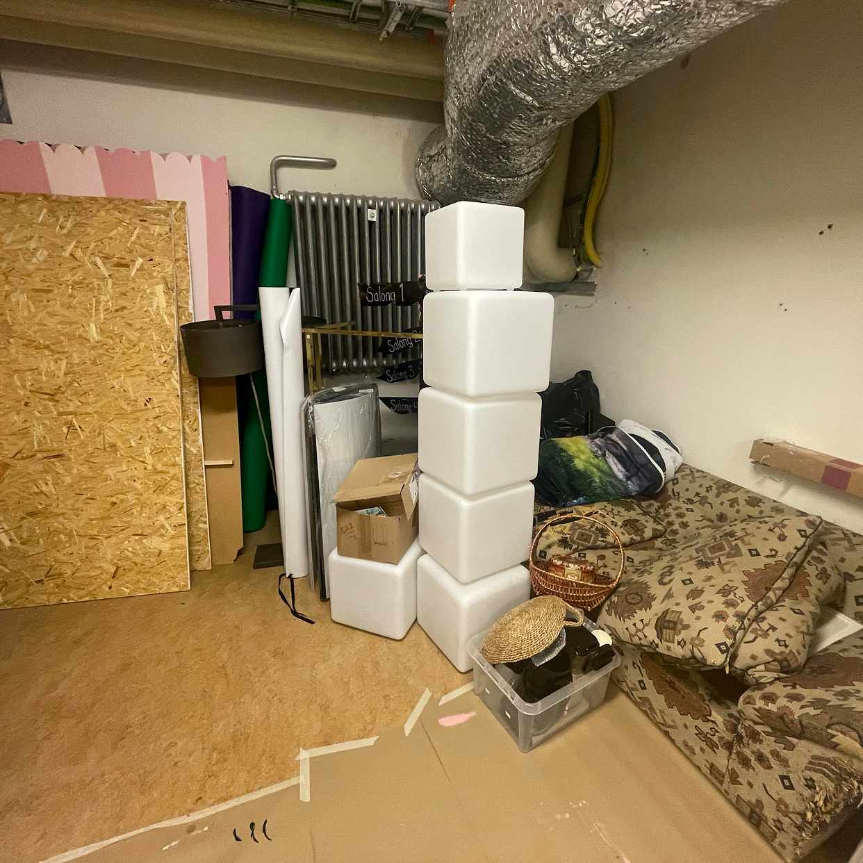 image of Soffa, och annat skräp. - Norrmalm