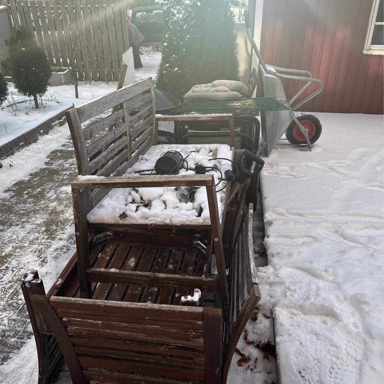 image of Trasiga trädgårdsmöbler - Hässelby