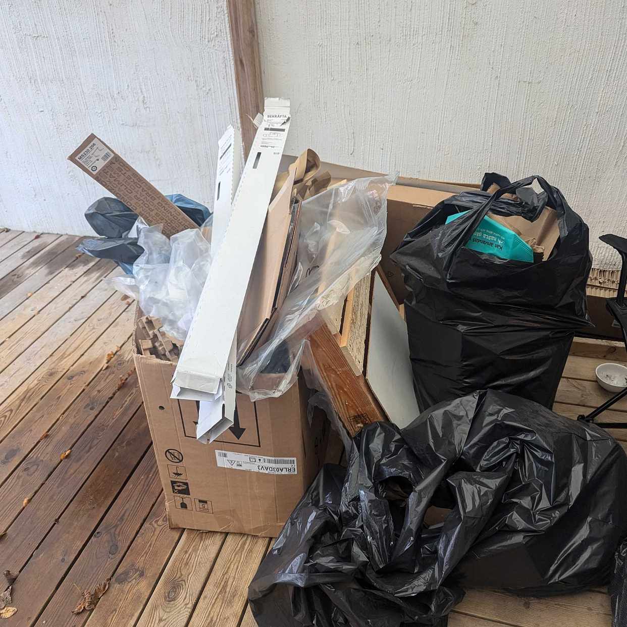 image of Kartonger, plast och färg - Lomma