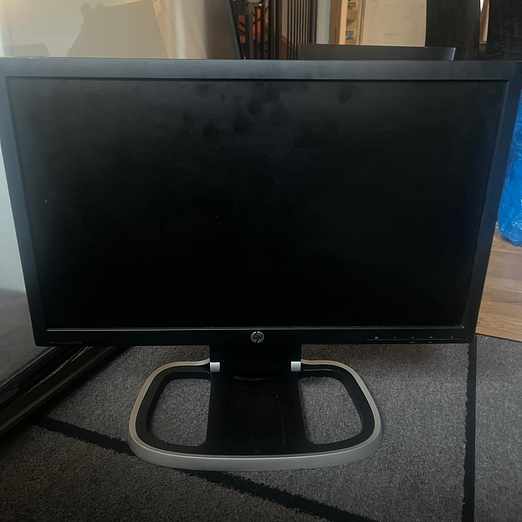 image of Två datorskärmar och glas - Skärholmen