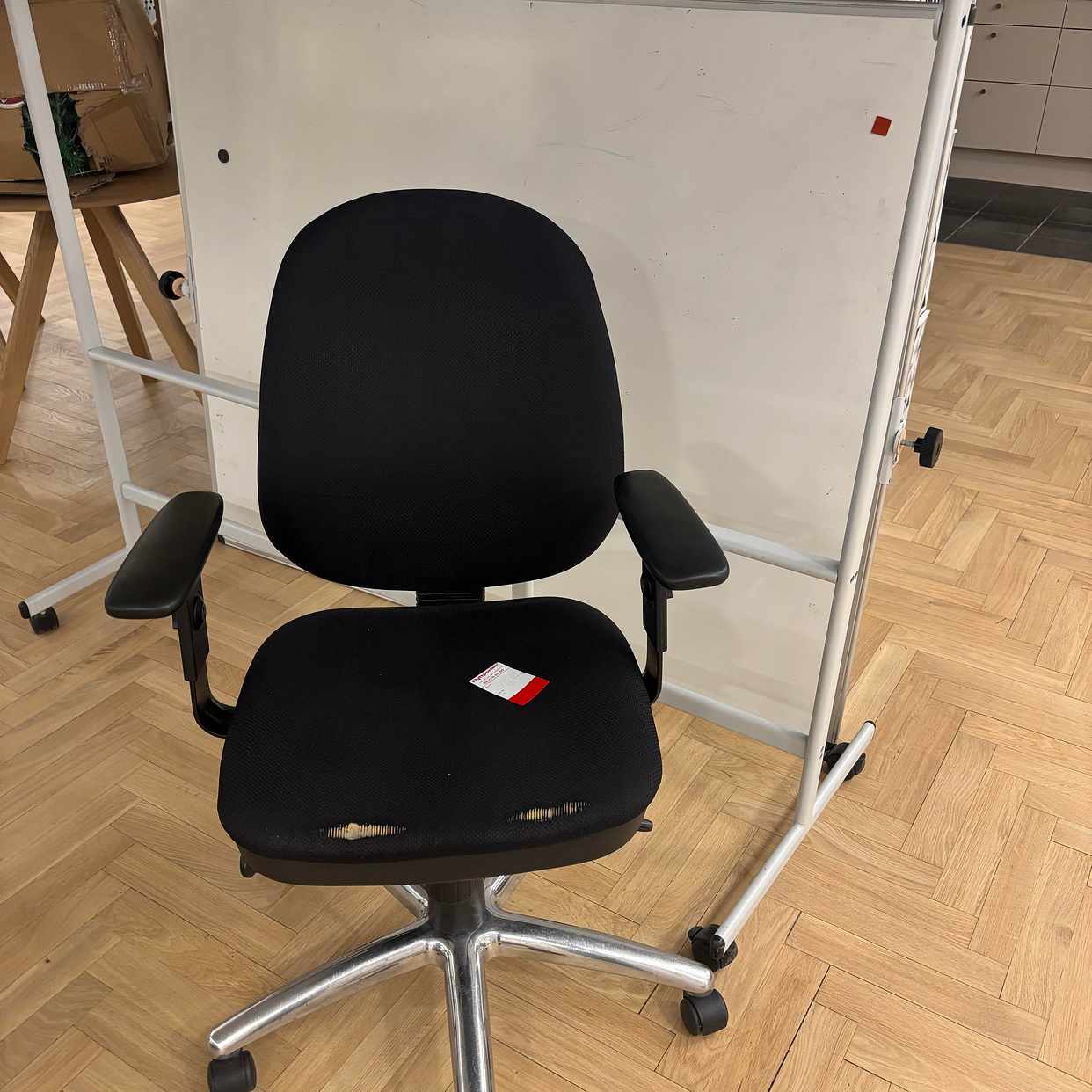 image of Kartong, stol, whiteboard - Stockholm